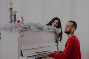 casal tocando piano no natal