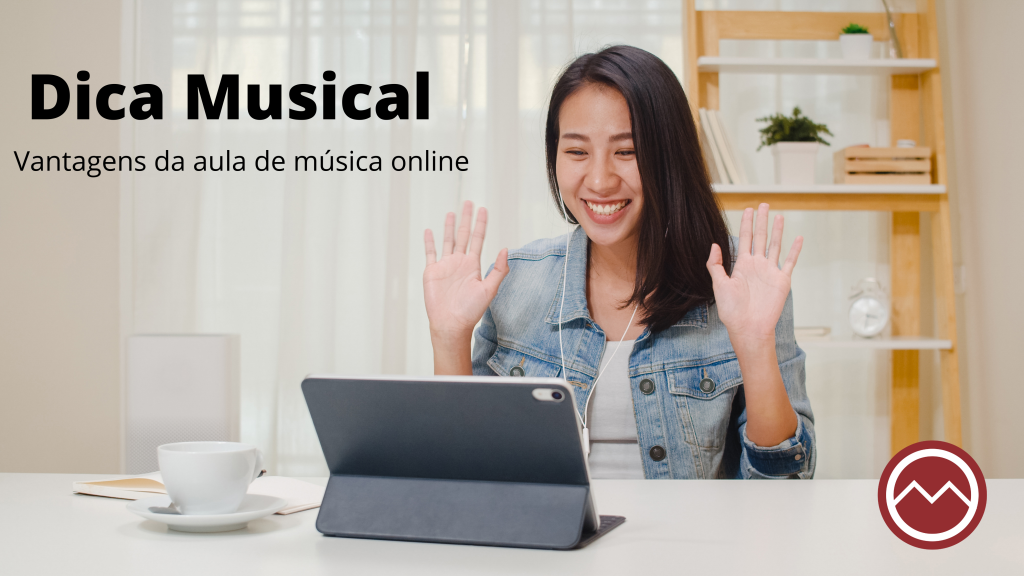 Aula de música online. Menina oriental fazendo aula de música online com fone de ouvido e tablet
