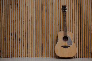 violão cor de madeira com fundo de madeira